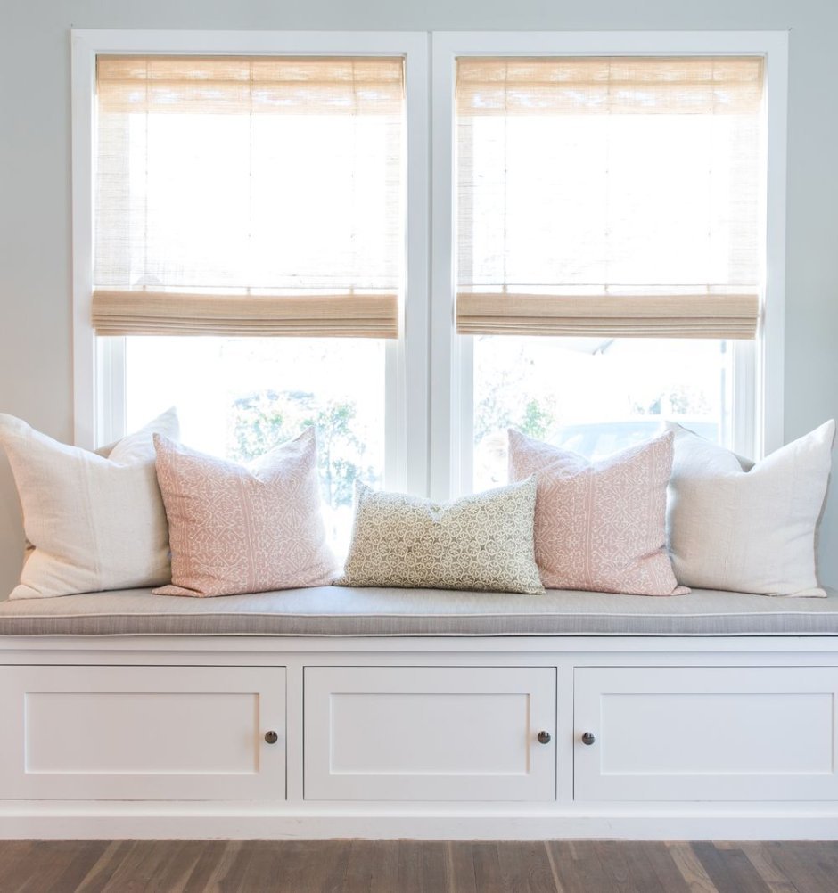 Подушки на окне