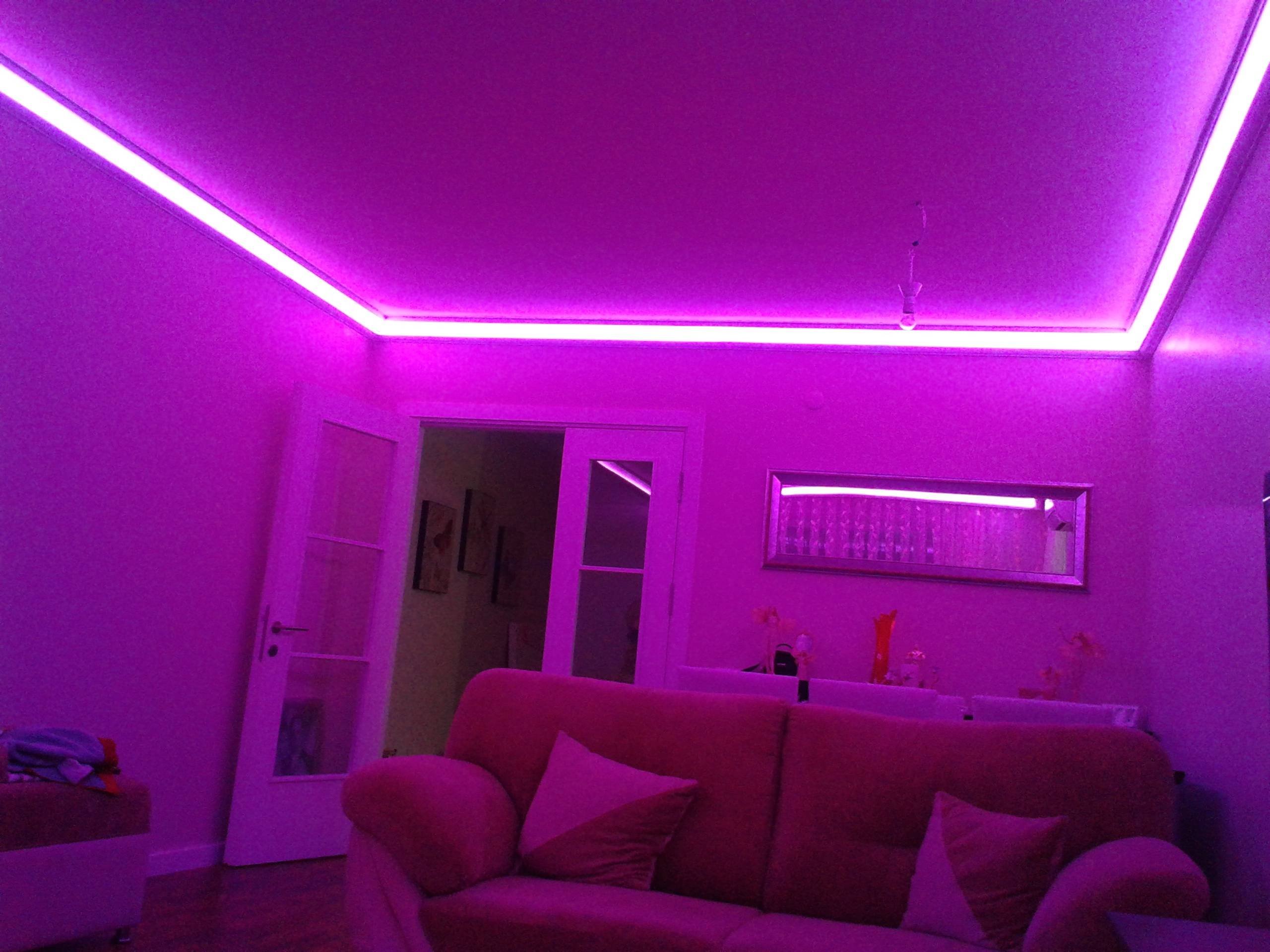 Розовый свет купить. Светодиодная РГБ лента на потолке. Фиолетовая РГБ подсветка. РГБ лента фиолетовая. Неоновые РЖБ ленты.