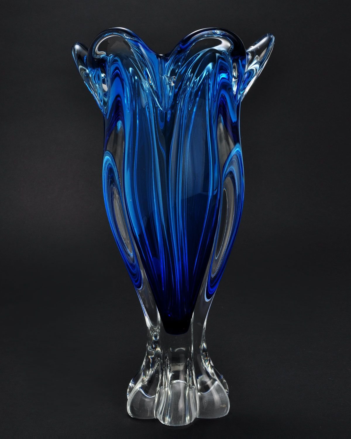 Стеклянный синий цветок. Ваза кобальт Богемия. Ваза Blue Glass Vase. Ваза гутное стекло Богемия. Ваза Богемия кобальтовое стекло.