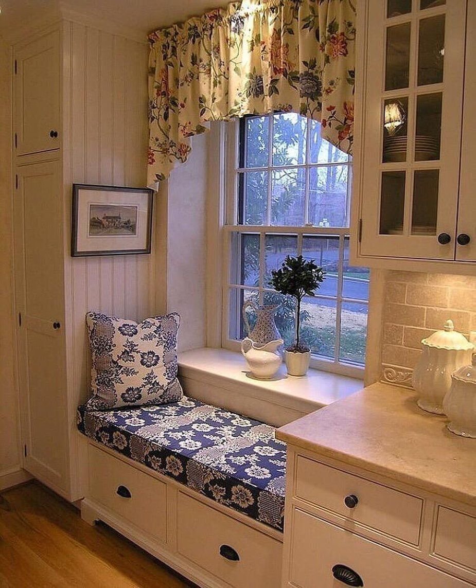 Подоконник диван на кухне