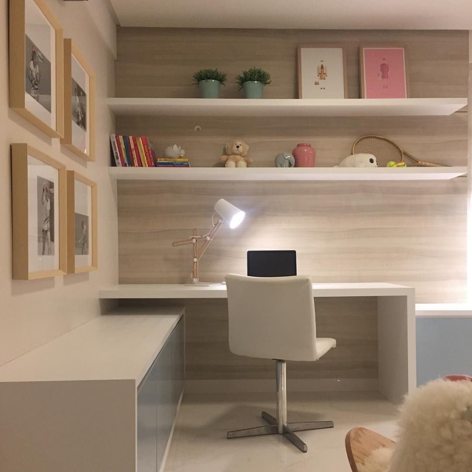 Полки над рабочим столом