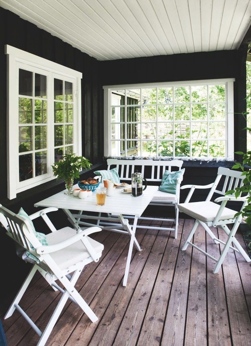 Терраса на даче в белом цвете