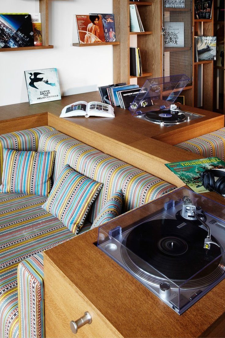 Проигрыватель винила в интерьере