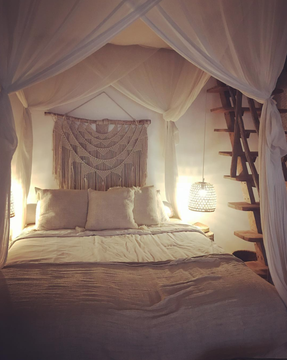 Уютная кровать с балдахином