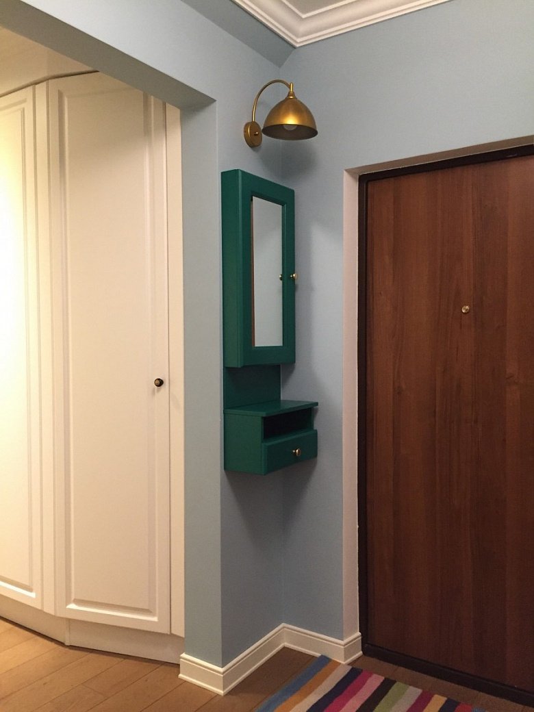 Шкафчик для щитка в прихожей