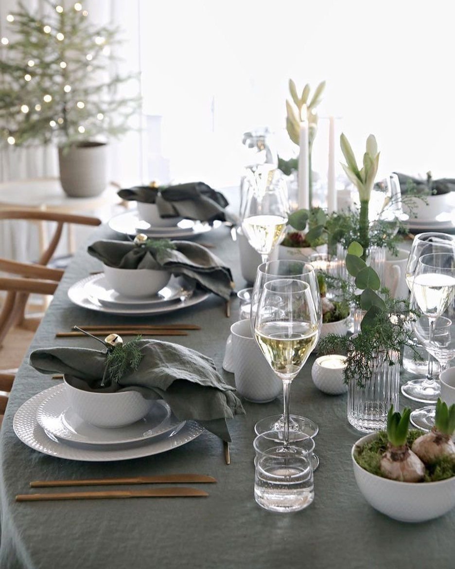 Сервировка новогоднего стола в синих тонах