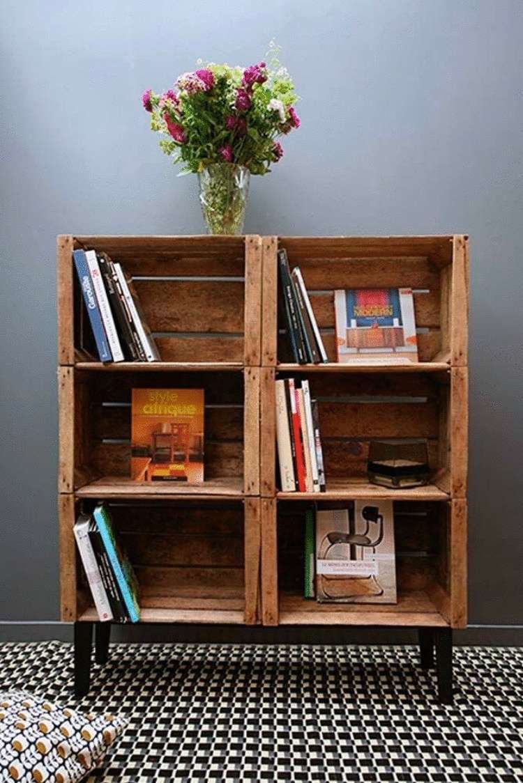 Стеллаж с металлическими стойками и деревянными полками