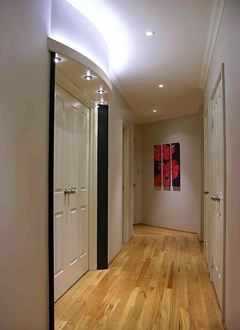 Точечные светильники в узком коридоре