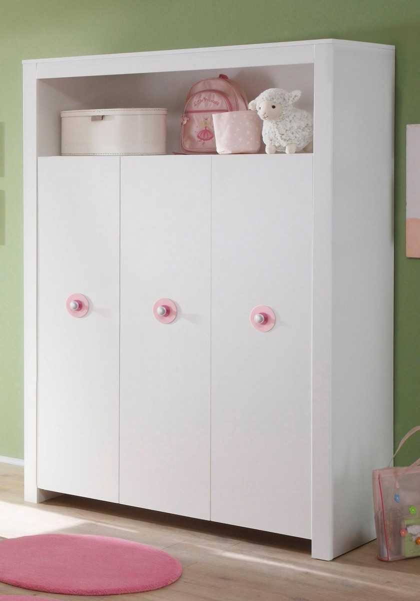 Интерьер спальни с детской кроваткой