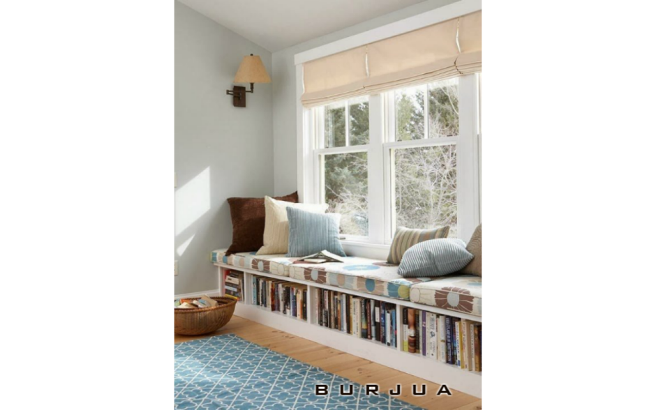 Подоконник диван в гостиной