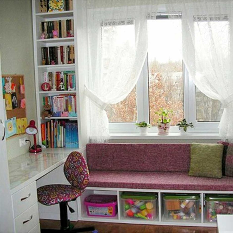 Полки вокруг окна