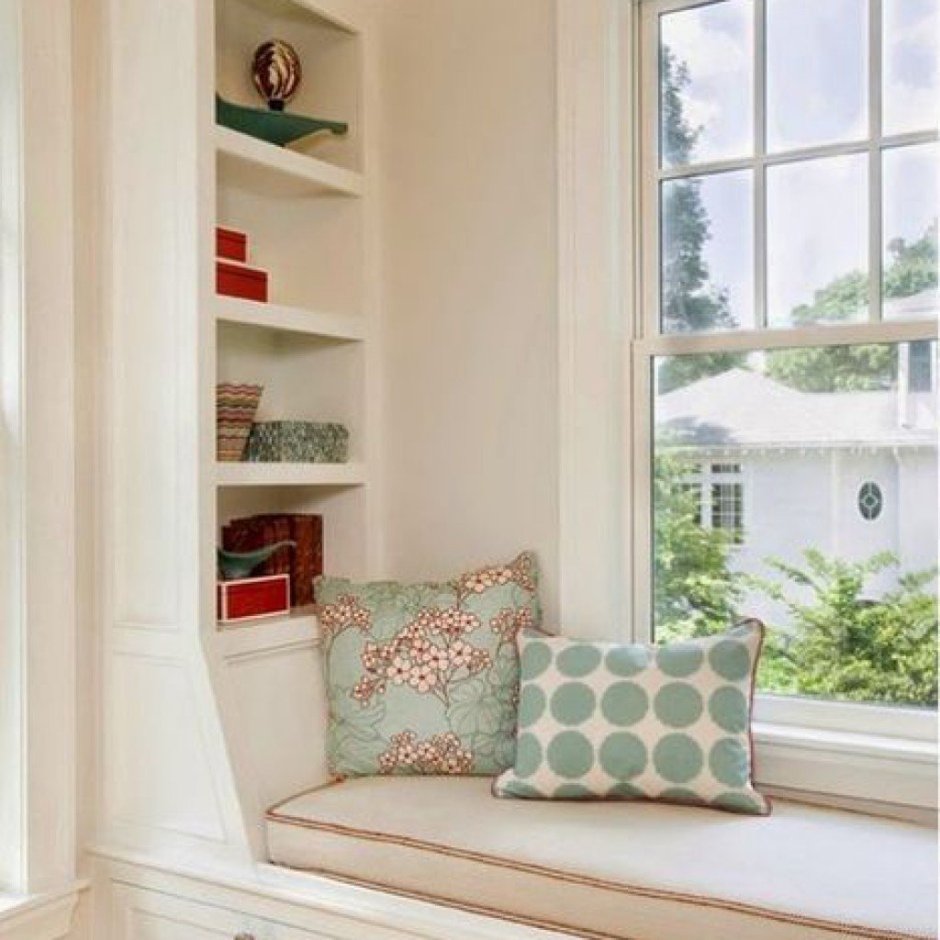 Широкий подоконник с полками