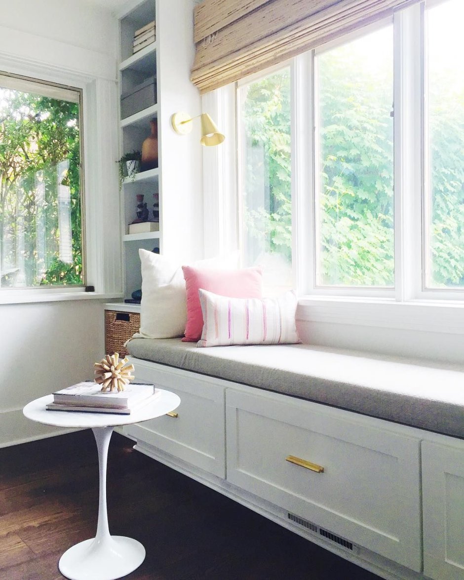 Широкий подоконник с подушками