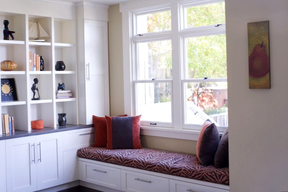 Лавка под окном в интерьере