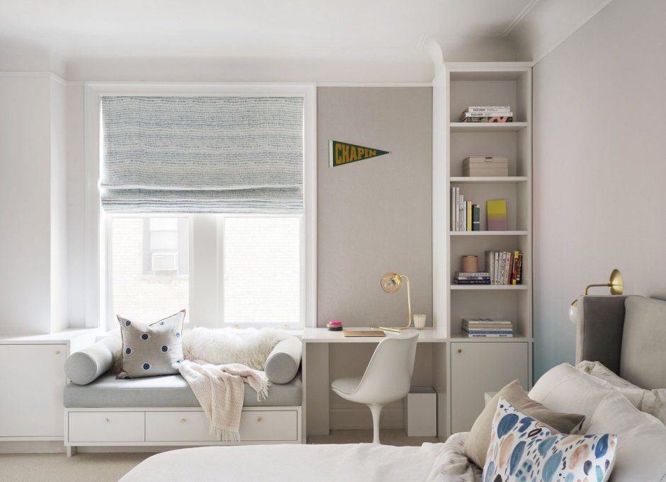 Подоконник в комнате подростка