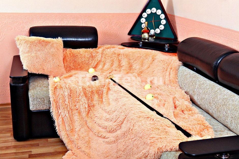 Пушистый плед на угловой диван