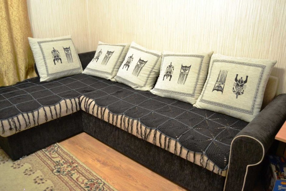 Вязаный плед на угловой диван