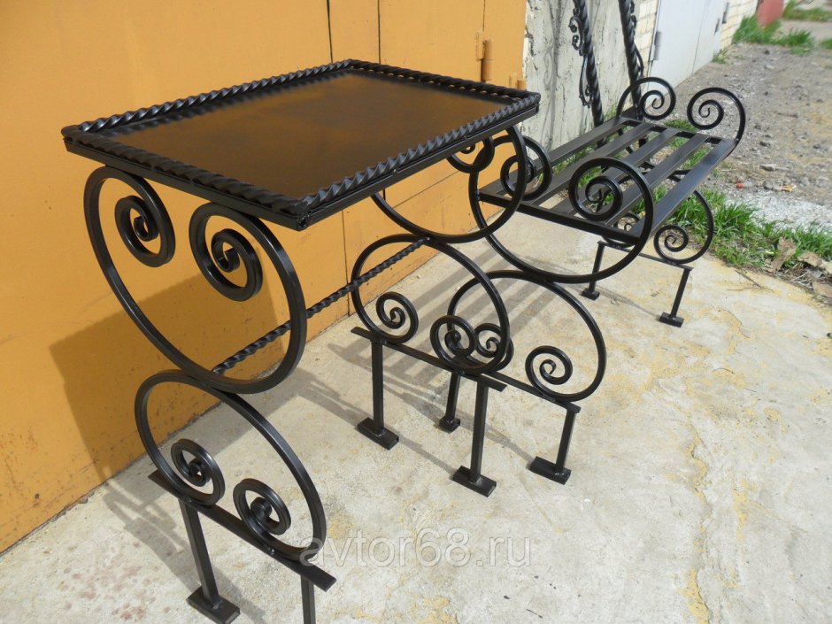 Стол для сада из металла