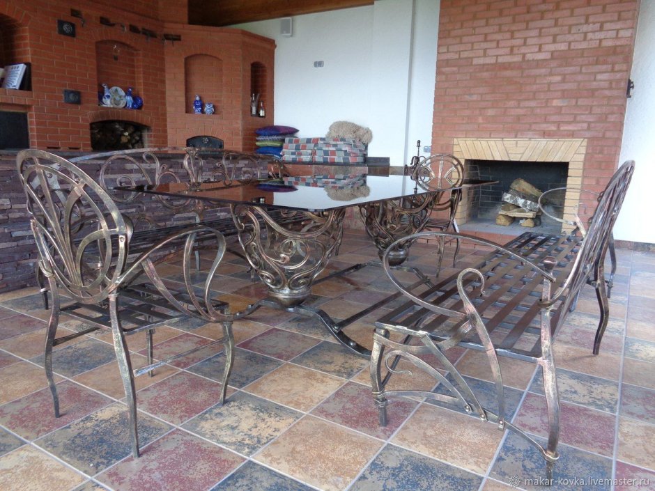 Кованый стол в греческом стиле