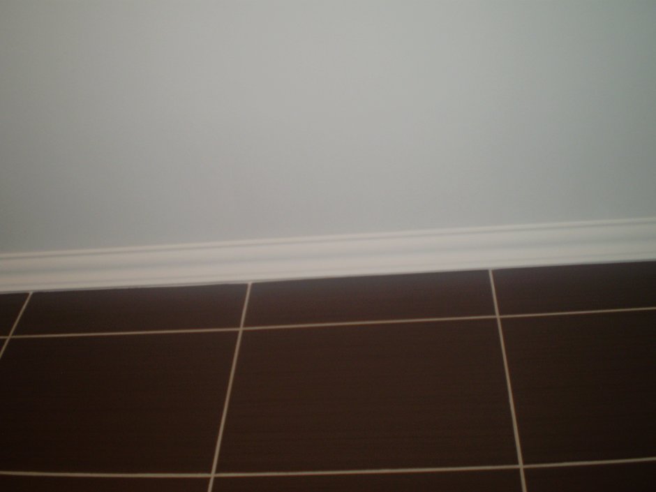 Плинтус в ванную комнату на пол