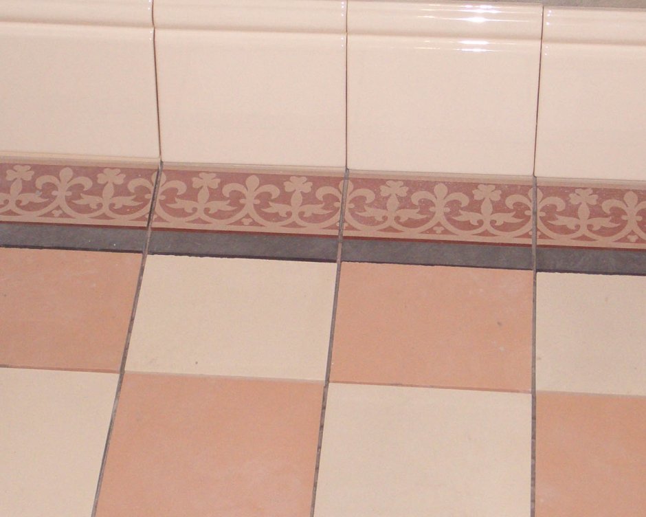Бордюр из кафельной плитки в ванной