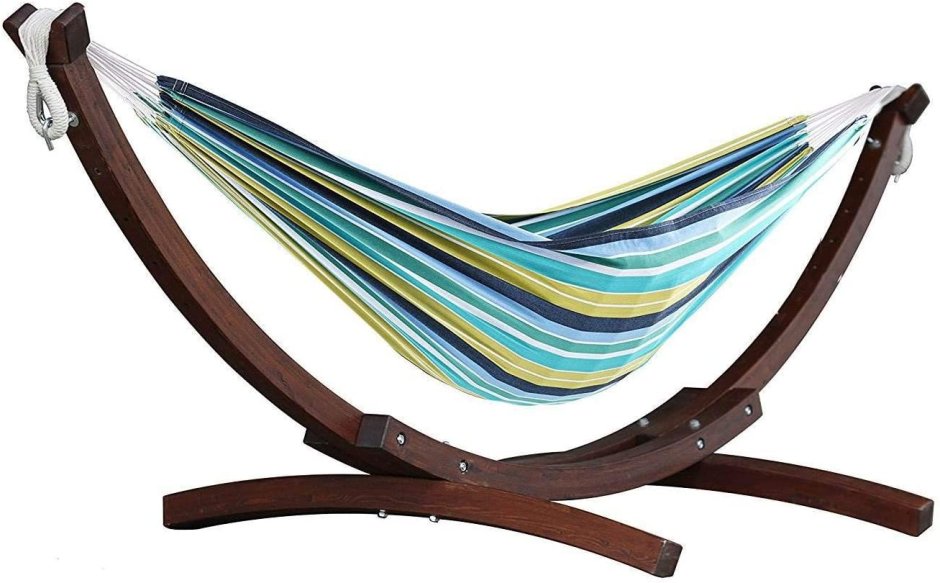 Гамак на дереве в саду