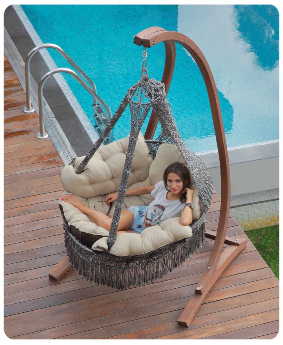 Подвесное кресло из дерева