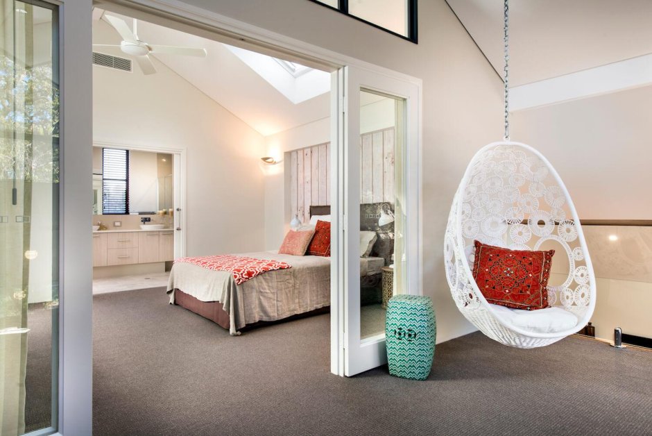 Подвесное кресло в интерьере спальни