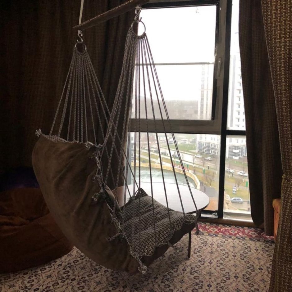 Интерьер детской комнаты с качелями