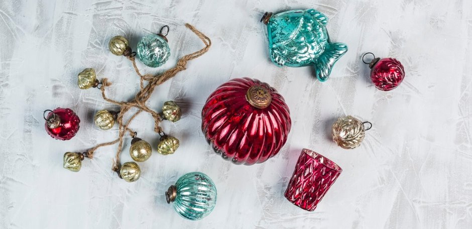 Елочные игрушки на спилах дерева