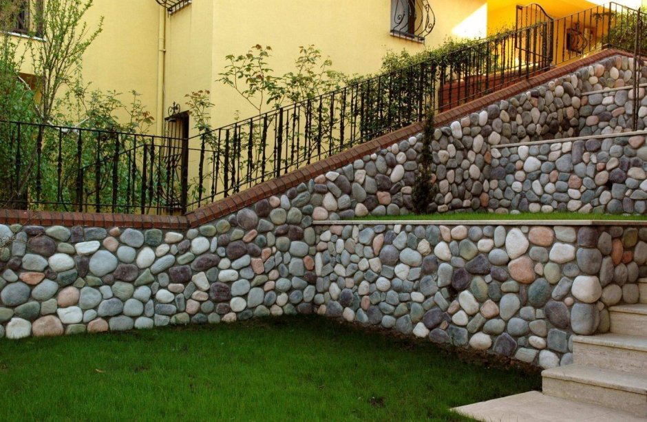 Забор из камня подпорная стена