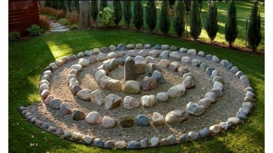 Клумба из камней