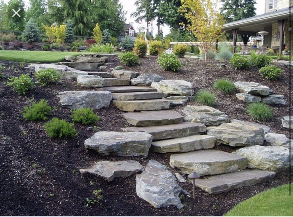 Ступеньки из плитняка в саду