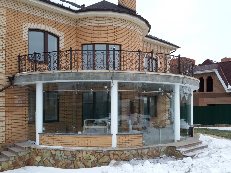 Полукруглый балкон в частном доме