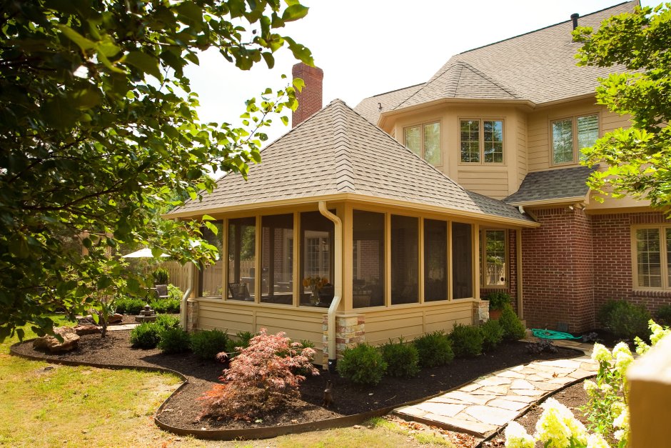 Терраса перед домом деревянная