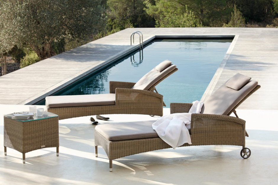 Шезлонги для бассейна в частном доме