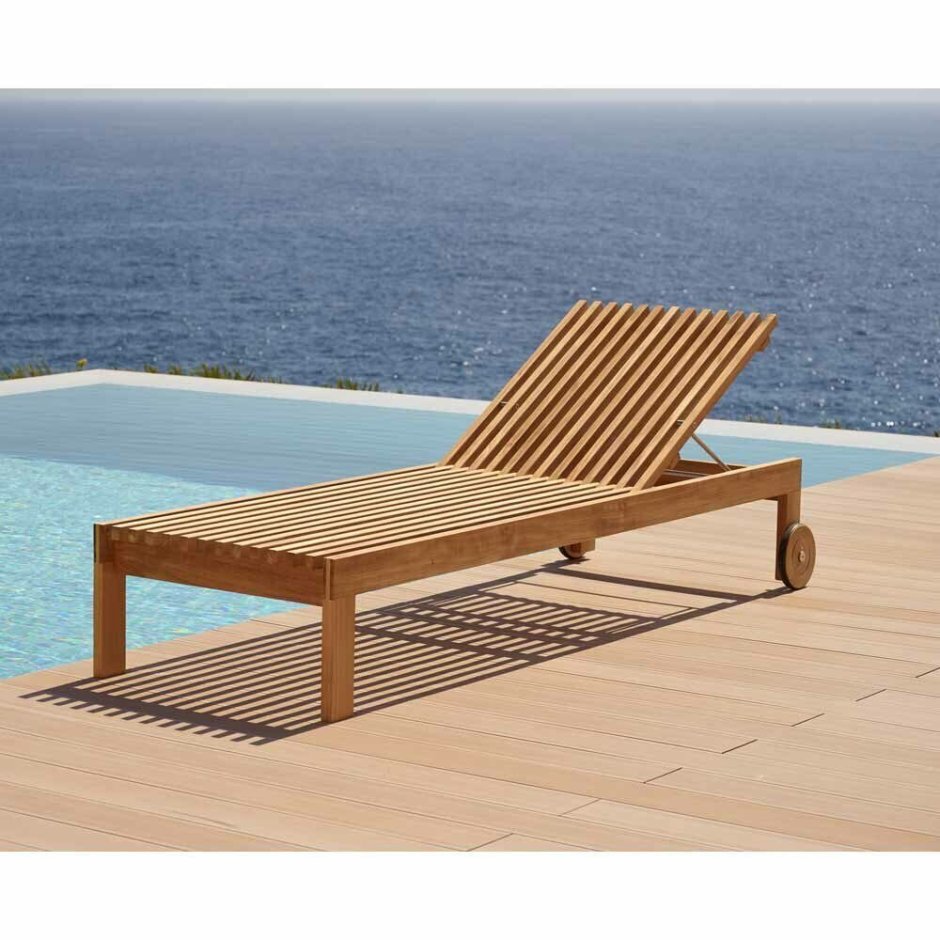 Деревянные шезлонги на пляже