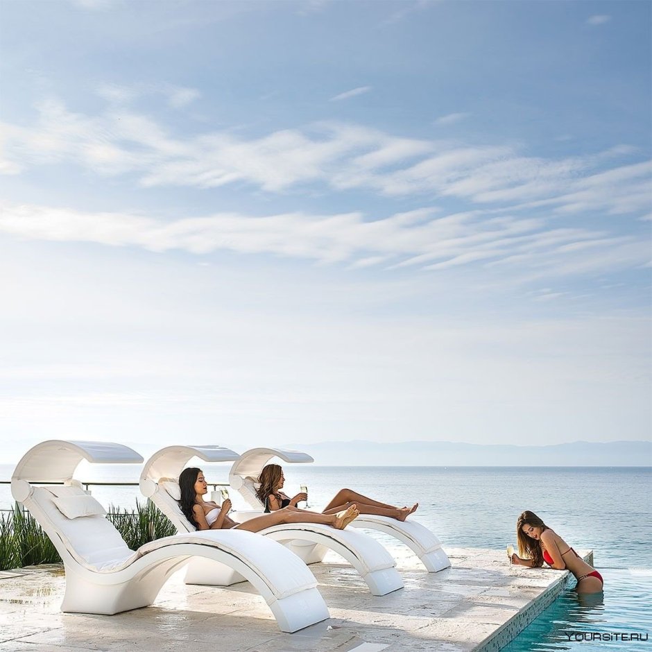 Лежаки возле бассейна