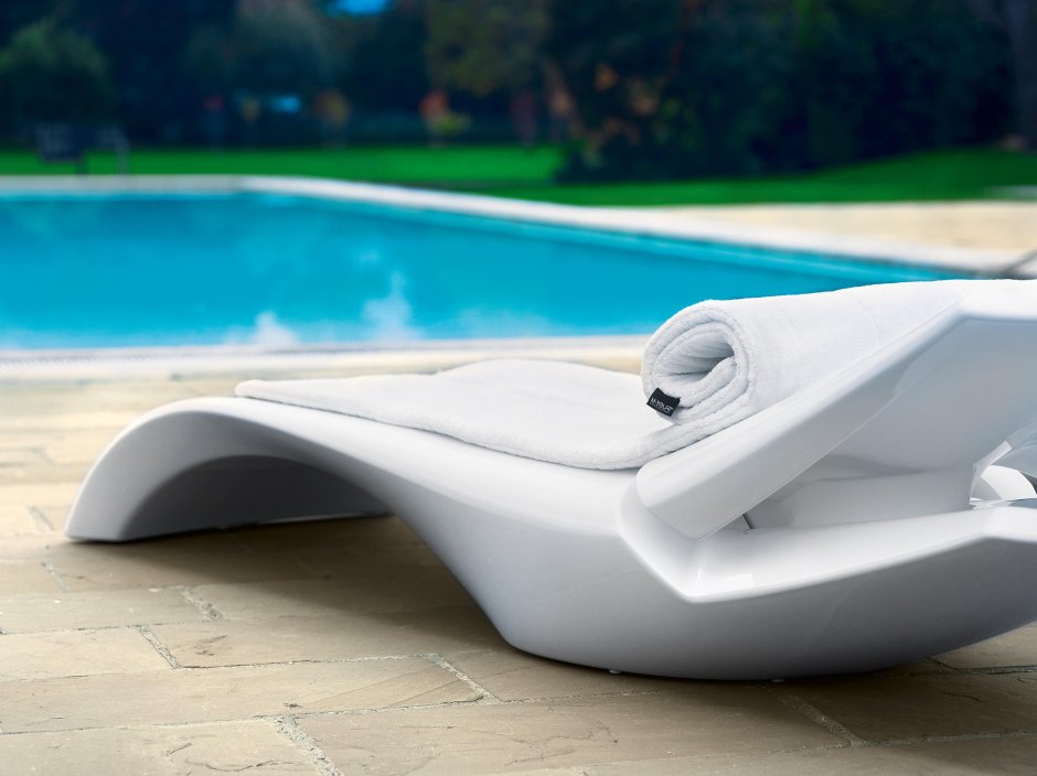 Лежаки для бассейна