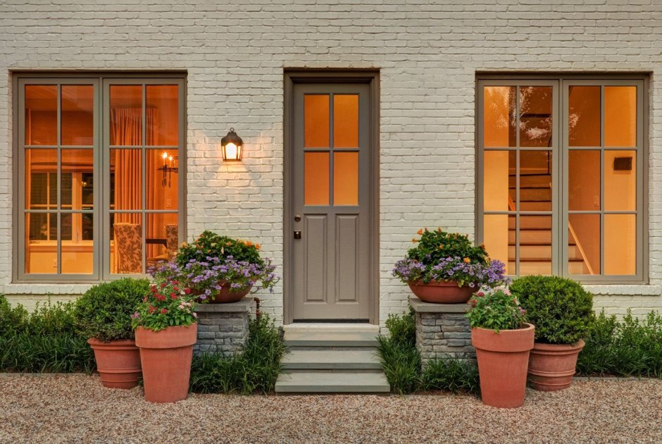 Декор входной группы в частном доме