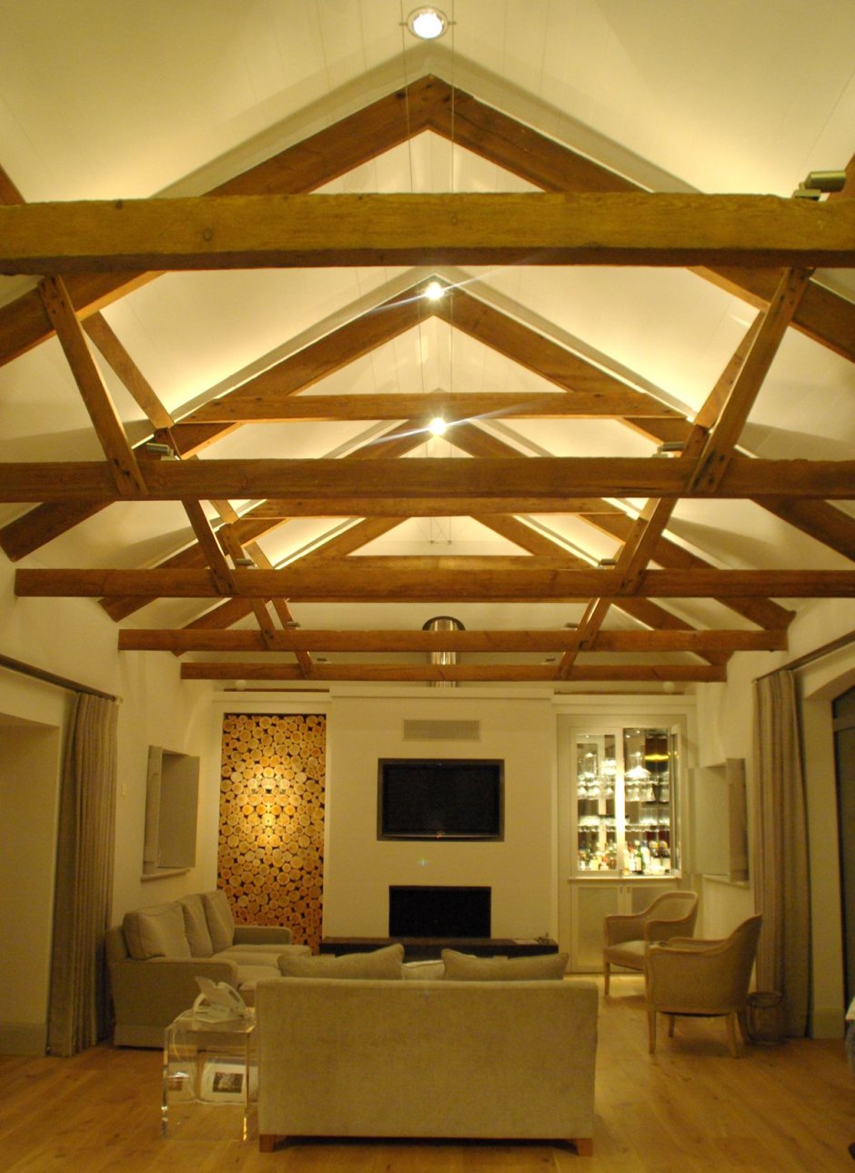 Потолок в беседке с балками