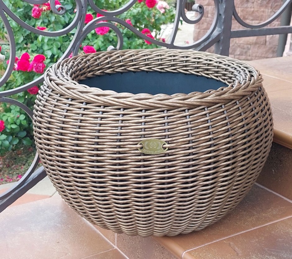 Кашпо из искусственного ротанга своими руками