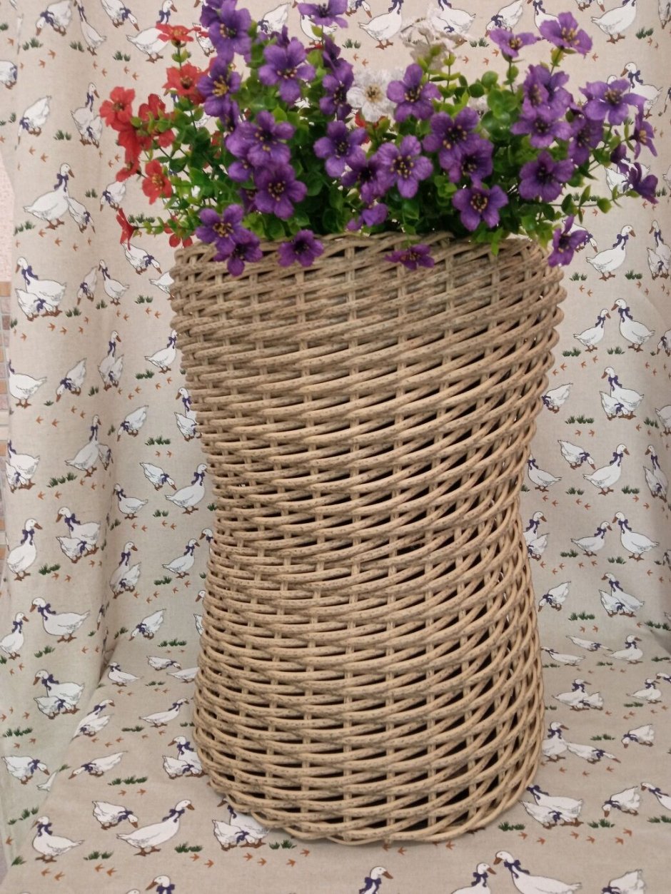 Балконное кашпо из искусственного ротанга цветное