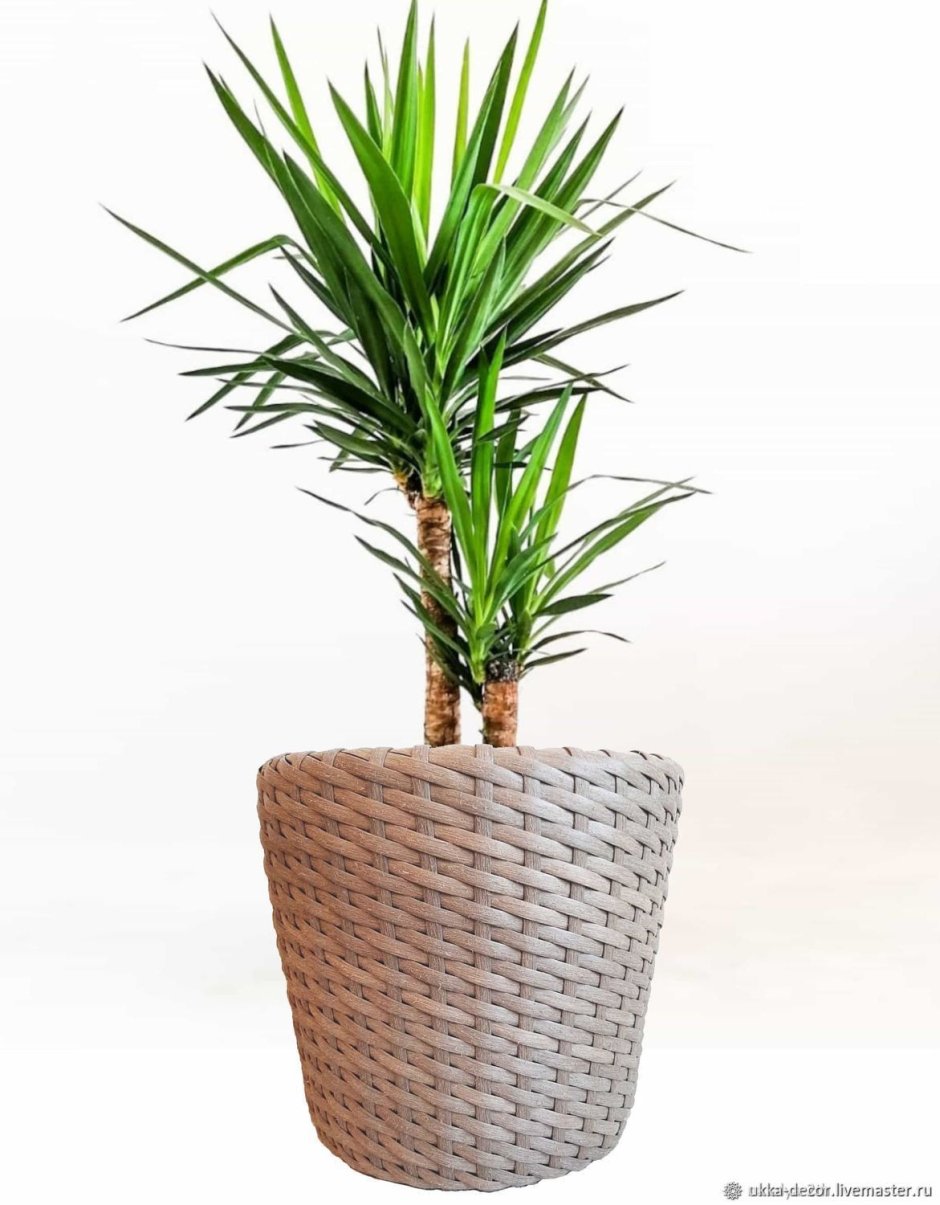 Кашпо из искусственного ротанга