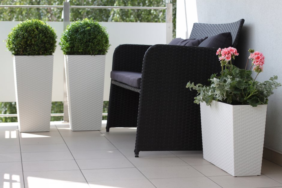 Кашпо из ротанга в саду