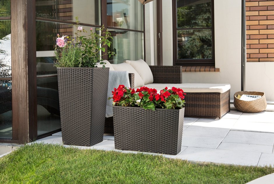 Кашпо из искусственного ротанга