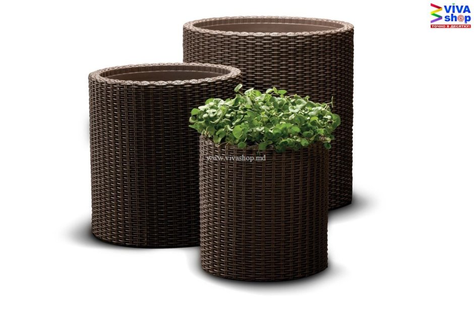 Кашпо из искусственного ротанга в интерьере