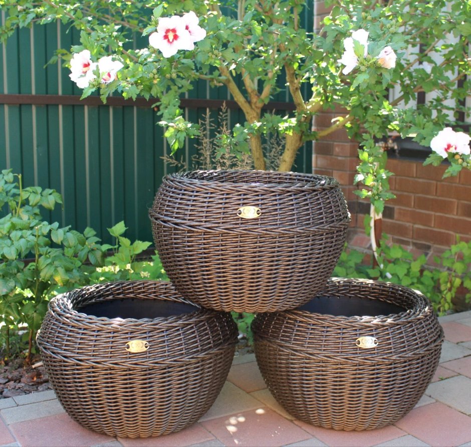 Вазоны из ротанга уличные для цветов