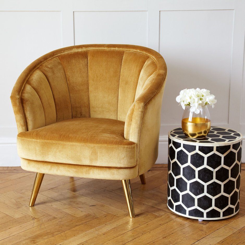 Кресло с латунью