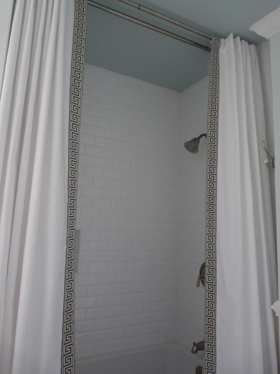 Встроенный карниз для шторки в ванной